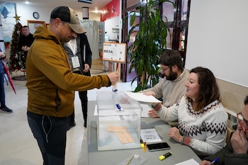Un hombre ejerce su derecho al voto en un colegio en la localidad de Plasencia, en Extremadura, una región española que celebra este domingo elecciones anticipadas (EFE/ Eduardo Palomo)