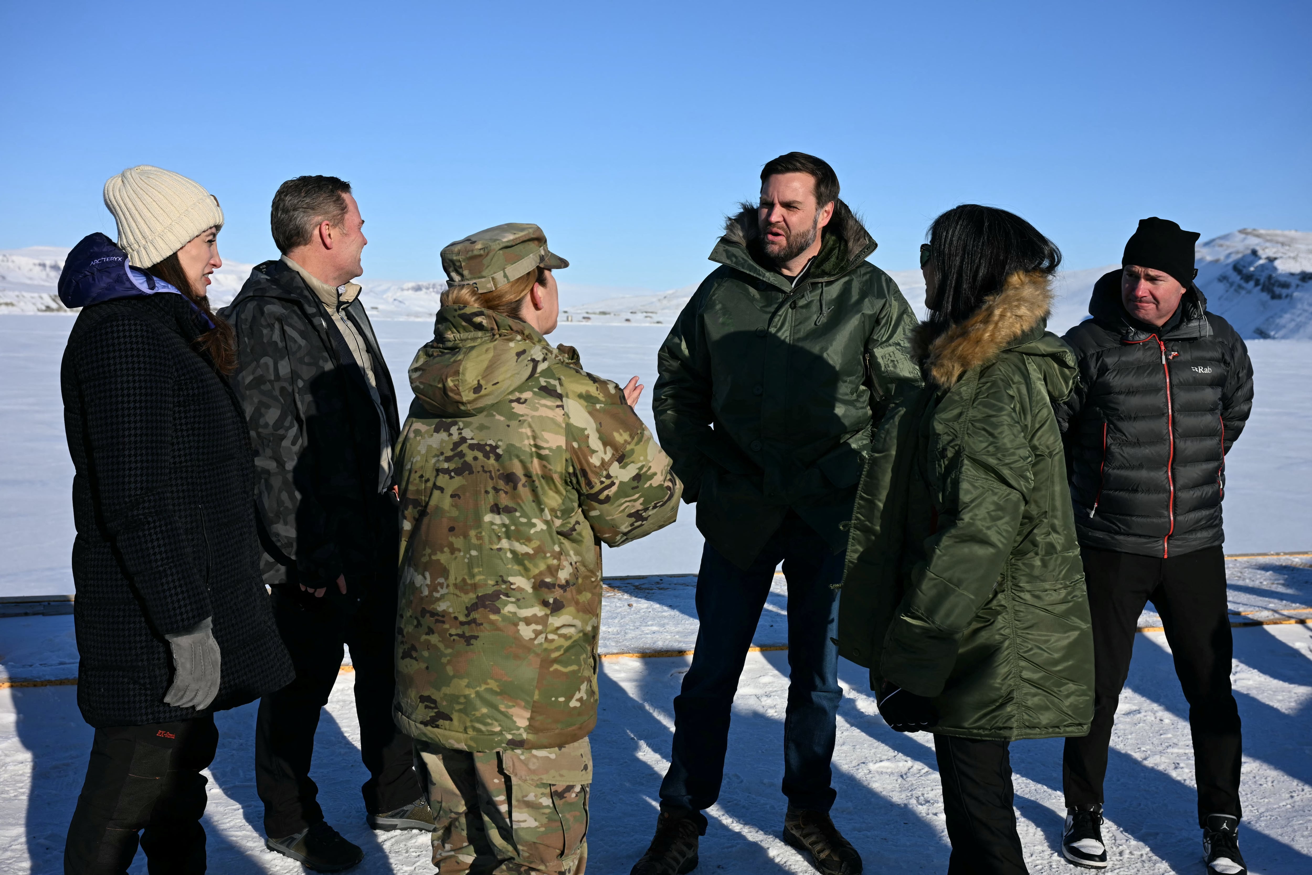 El vicepresidente de EE. UU., JD Vance, la segunda dama, Usha Vance, y el asesor de Seguridad Nacional, Mike Waltz, recorren la Base Espacial Pituffik del ejército estadounidense en Groenlandia el 28 de marzo de 2025. Jim Watson/Pool vía REUTERS