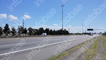 Aseguró que un pozo en la autopista le rompió dos ruedas, fue a la Justicia y perdió: la falla que hizo caer su demanda