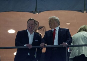 Donald Trump junto al comisionado