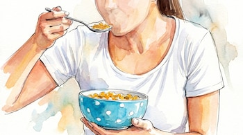 Ilustración en acuarela de una mujer con camiseta blanca, comiendo cereal amarillo de un tazón azul con puntos blancos, sosteniendo una cuchara. Fondo blanco con toques de color.
