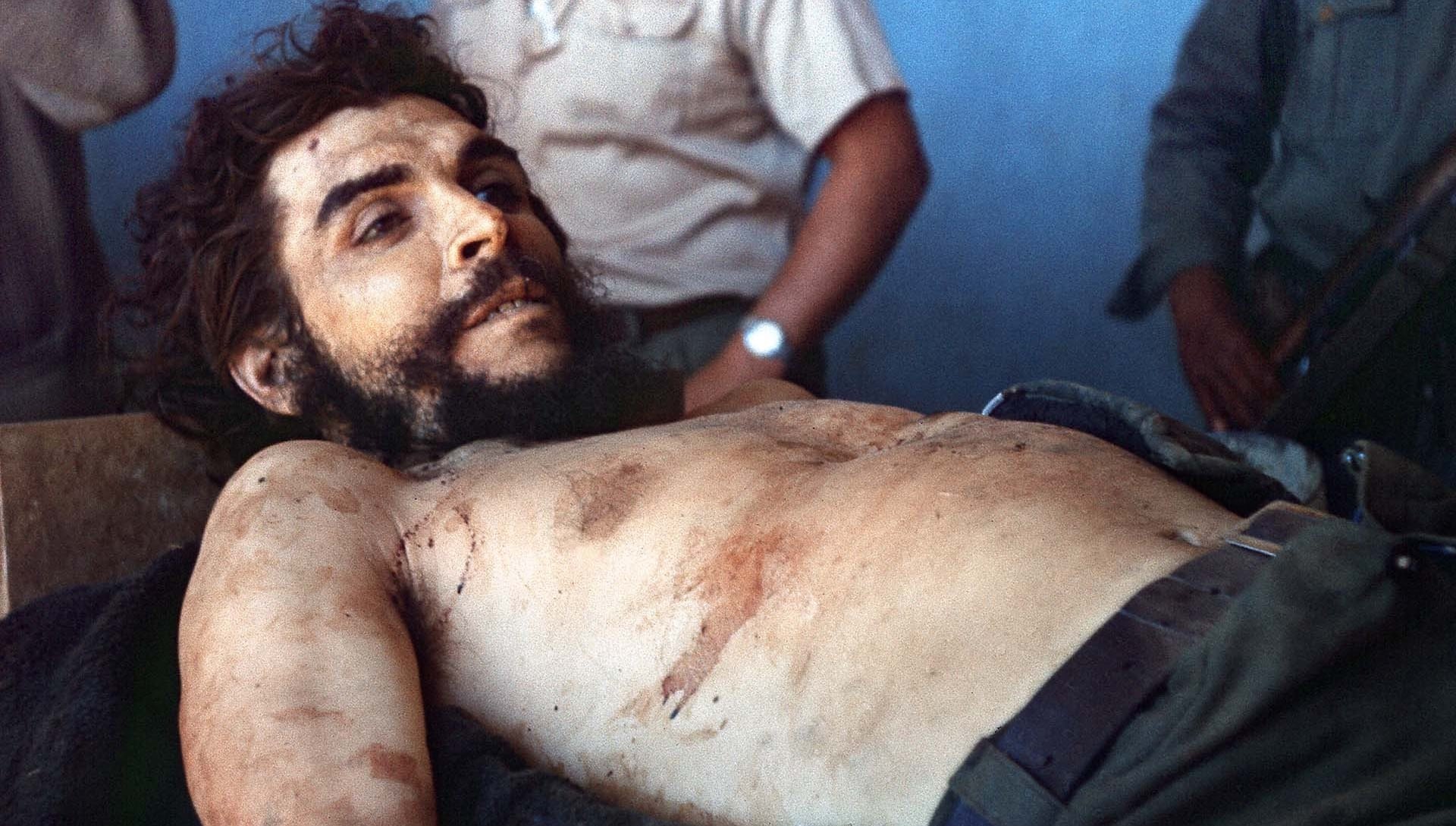 El cuerpo del Che Guevara fue exhibido durante dos días antes de ser enterrado clandestinamente en una fosa común. / AFP PHOTO / MARC HUTTEN