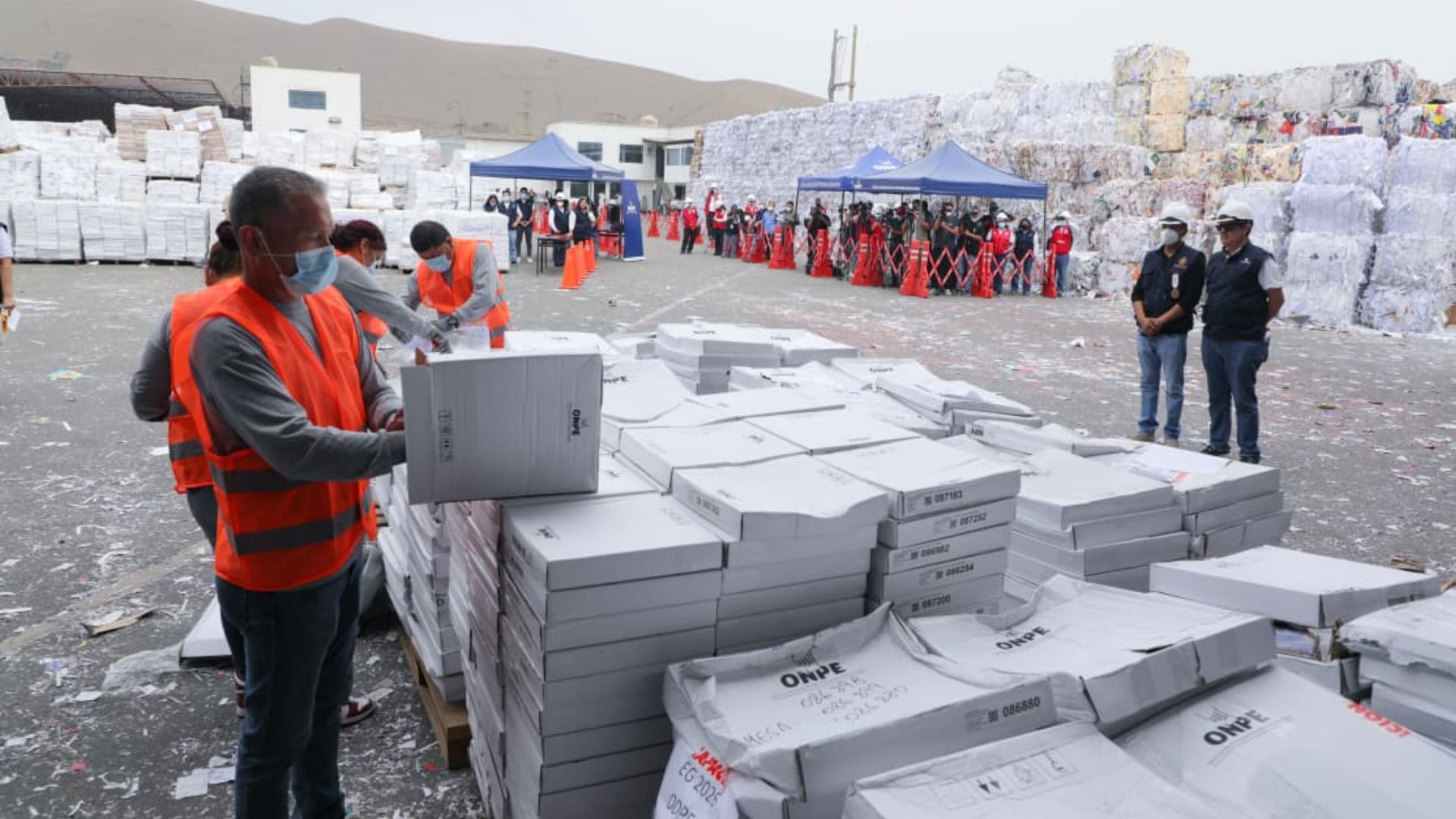 Personal de la ONPE inicia en Ventanilla la destrucción de 431 mil kilos de cédulas de sufragio de las Elecciones Generales 2026 de Perú. (ONPE)