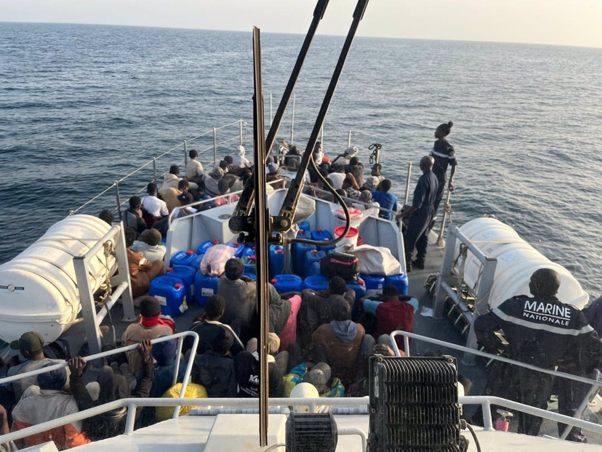 Migrantes rescatados por Senegal frente a las costas de Dakar. (Armada de Senegal)
