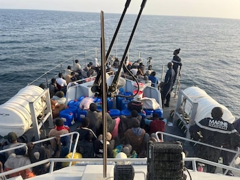 Migrantes rescatados por Senegal frente a las costas de Dakar. (Armada de Senegal)