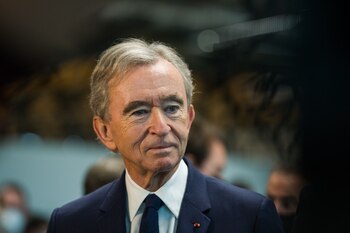 Según datos del propietario Bernard Arnault, el conglomerado de lujo francés LVMH experimentó un crecimiento del 9 % en ventas, menor al del segundo trimestre (Nathan Laine/Bloomberg)