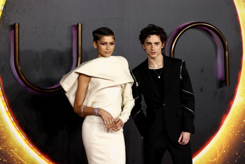 Zendaya y Timothée Chalamet demostraron una vez más su química estilística en la alfombra negra de gala, combinando el brillo del marfil y la sobriedad del negro en una imagen moderna y equilibrada (REUTERS/Tom Nicholson)