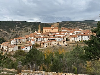 Se trata de una pequeña villa de origen árabe, aunque por su aspecto hace referencia a la época medieval. (Ayuntamiento de Linares de Mora)
