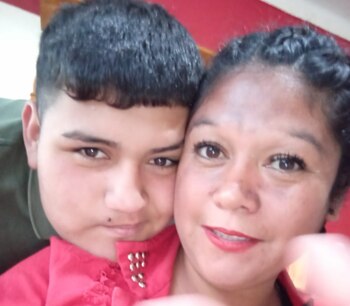 Lautaro junto a su mamá