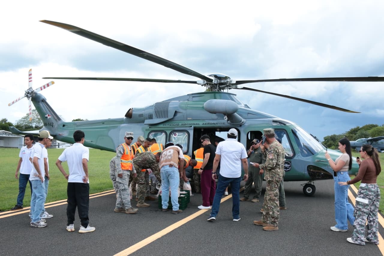 Los helicópteros del Servicio Nacional Aeronaval participan en el traslado de pacientes, alimentos y suministros hacia las comunidades afectadas por el terremoto. Cortesía