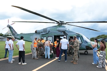 Los helicópteros del Servicio Nacional Aeronaval participan en el traslado de pacientes, alimentos y suministros hacia las comunidades afectadas por el terremoto. Cortesía