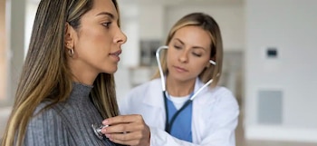 Cuando una enfermedad impacta los ingresos del hogar, la atención oportuna deja de ser solo un tema de salud y pasa a tener también un impacto económico.