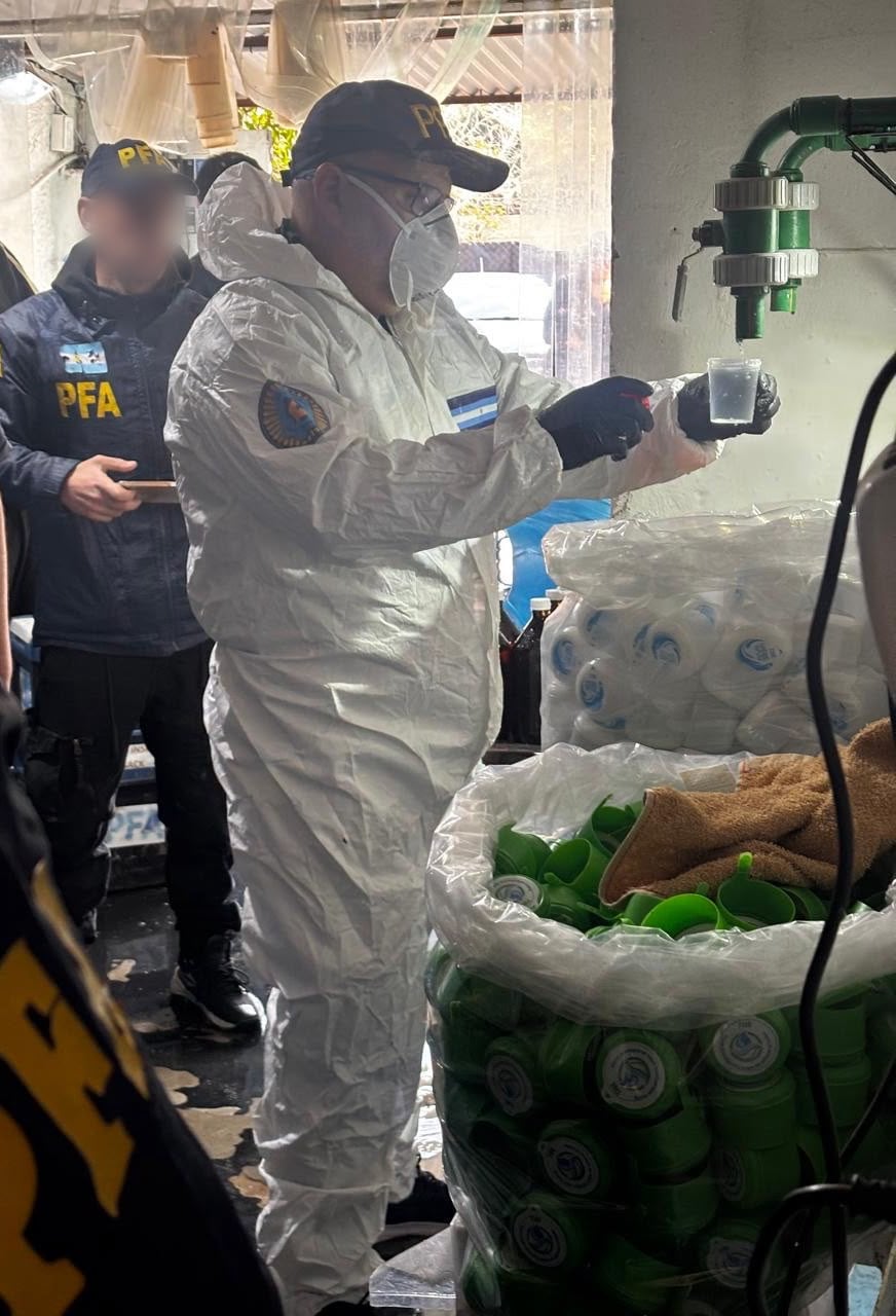 Secuestraron 600 bidones y maquinaria (Policía bonaerense)