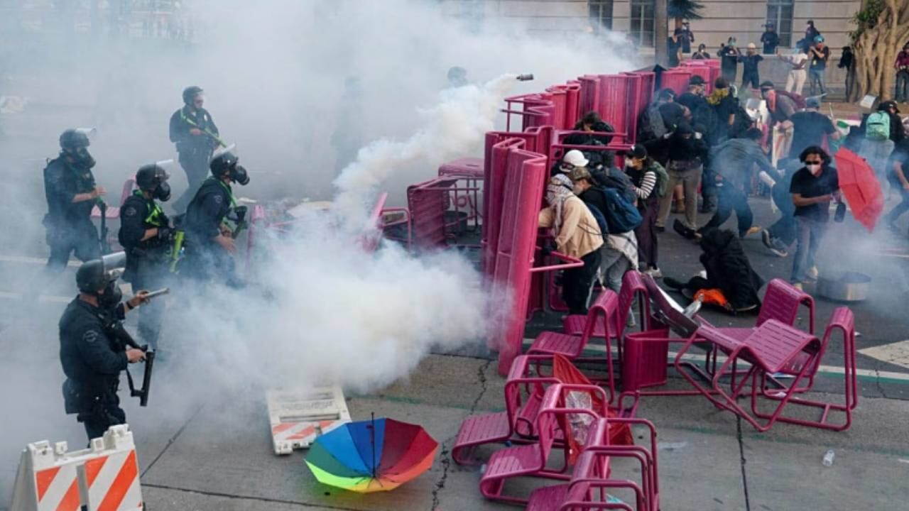 Agentes de policía en Los Ángeles dispersan a manifestantes entre una densa nube de humo durante una protesta. (Reuters)
