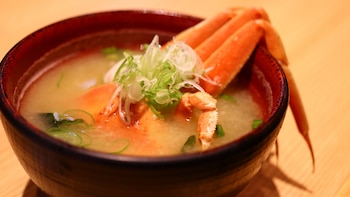 Sopa de marisco congelado, una