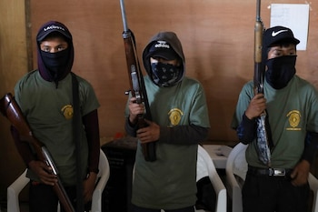 Niños sostienen rifles antes de una ceremonia para unirse a las filas de la policía comunitaria, pocos días después de que un grupo armado secuestrara a cuatro personas de la comunidad, en Ayahualtempa, estado Guerrero, México. 24 de enero de 2024. REUTERS/Stringer NO RESALES. NO ARCHIVES