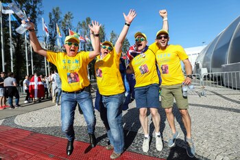Aficionados posan antes del inicio