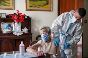 Italia reanudará la vacunación con