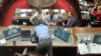 Martín Menem conversa con diputados