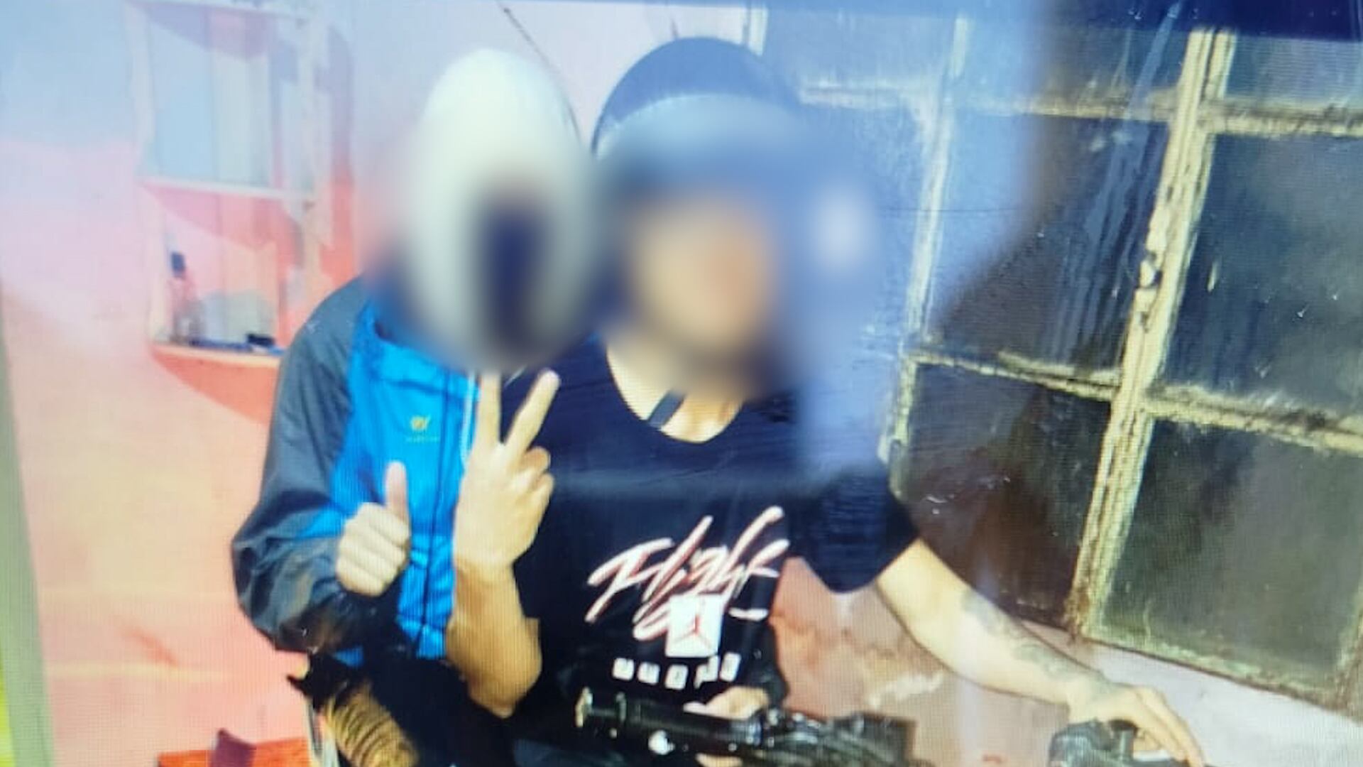 Los dos sospechosos que fueron detenidos este lunes