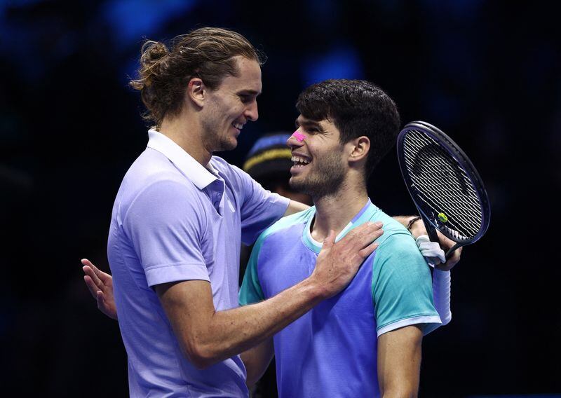 El alemán Alexander Zverev celebra tras ganar su partido contra el español Carlos Alcaraz en ATP Finals, en la Inalpi Arena, Turín, Italia. 15 de noviembre 2024. REUTERS/Guglielmo Mangiapane