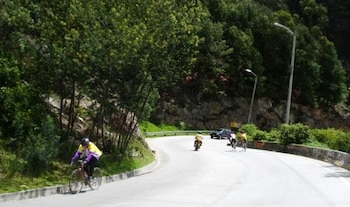 Colombia ofrece numerosas rutas de montaña que desafían tanto a ciclistas experimentados como a principiantes, gracias a la geografía diversa y la cultura ciclista del país. En esta selección, se presentan diez ascensos emblemáticos que destacan por su dificultad, belleza y tradición - crédito Altimetrias de Colombia