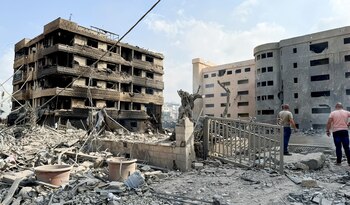 Varias personas inspeccionan los daños