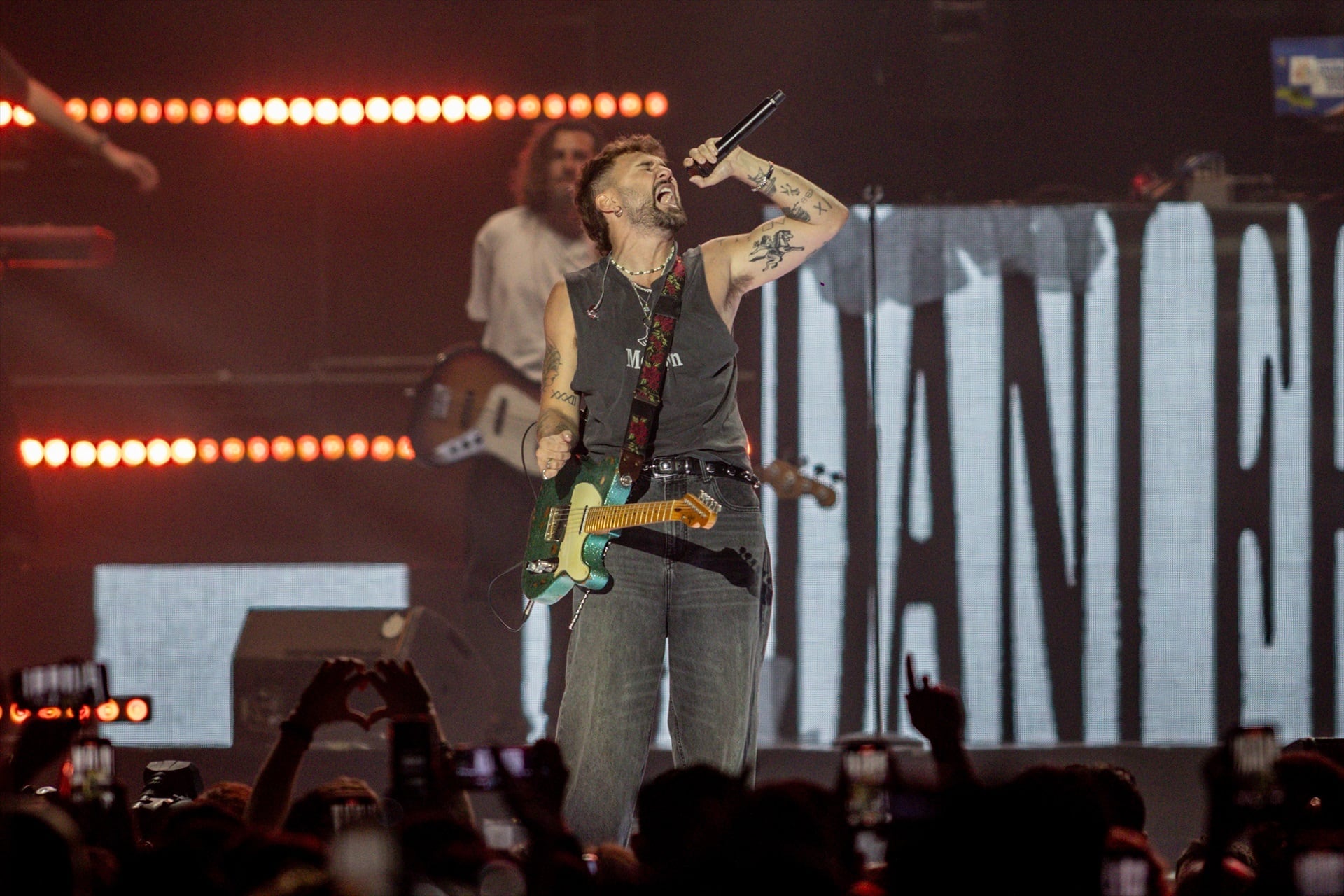 El cantante Dani Fernández actúa en LOS40 Primavera Pop 2025, en el Movistar Arena, a 11 de abril de 2025, en Madrid (España). (Ricardo Rubio / Europa Press)