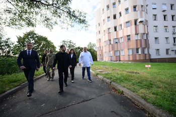 Zelensky visita hospital bombardeado por Rusia