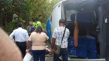 Accidente en la vía Medellín-Bogotá deja dos muertos y siete heridos por volcamiento de microbús en Cocorná