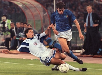 La defensa azzurri de aquel Mundial de Italia 1990 estaba encabezada por leyendas como Paolo Maldini y Franco Baresi. (X/ @Azzurri_En)