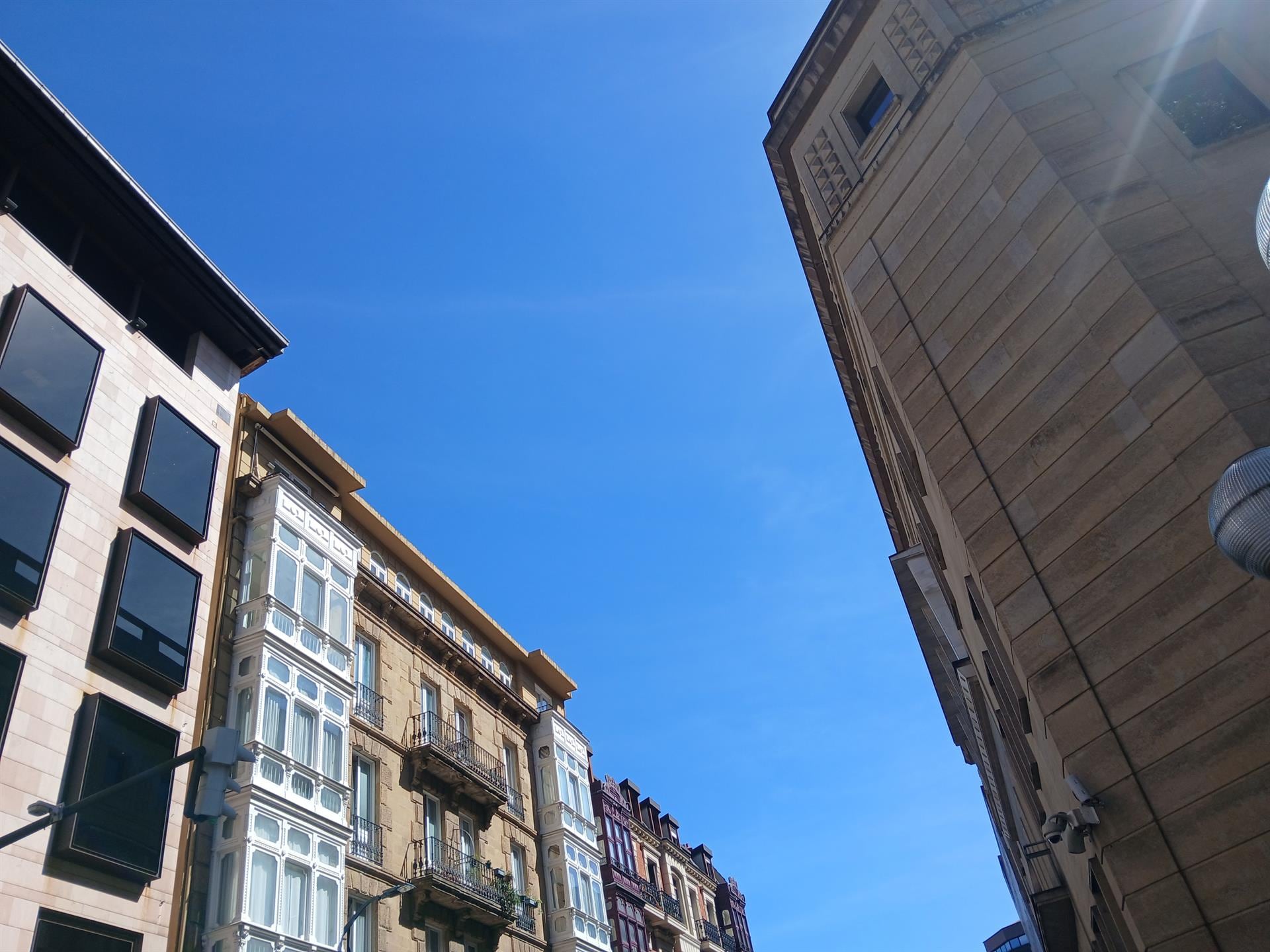 La estabilidad marcará la jornada con cielos poco nubosos aunque habrá chubascos fuertes en Murcia y C. Valenciana