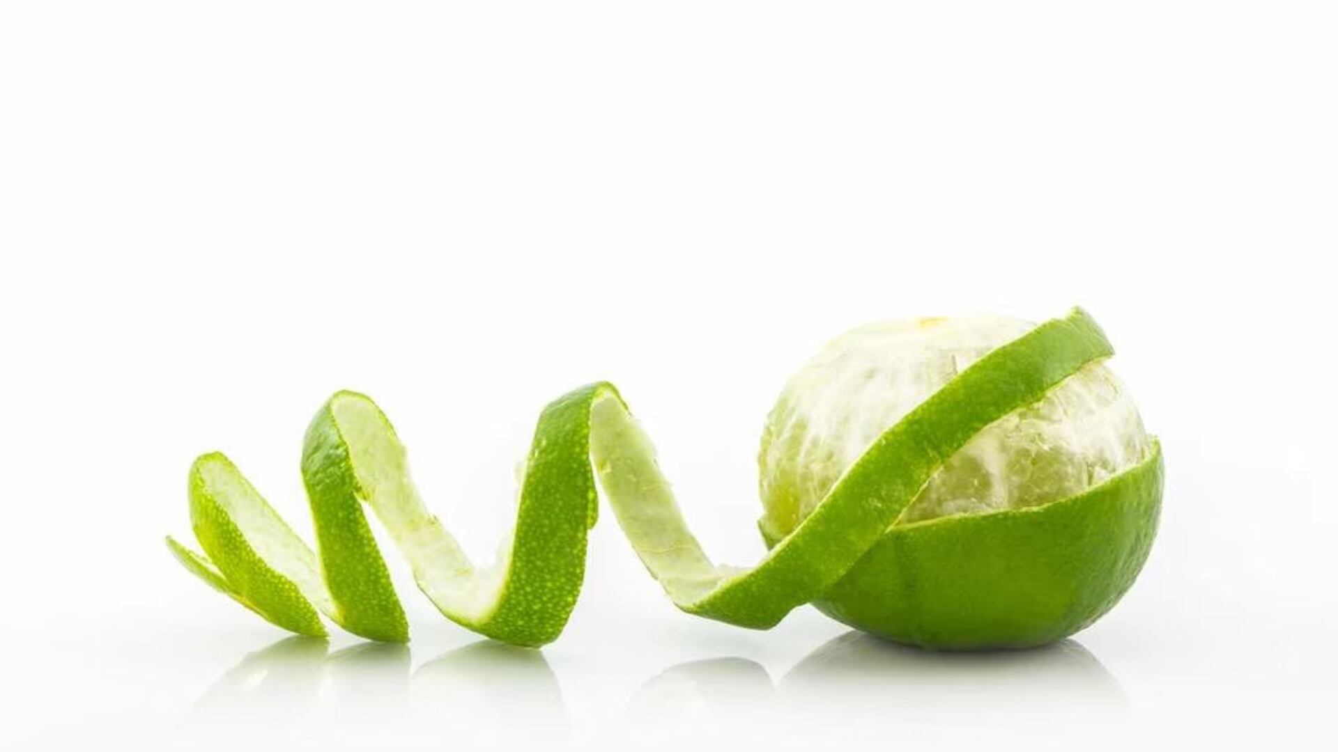 El método casero para limpiar el microondas es económico, práctico y utiliza solo agua, limón y vinagre blanco. (La Unión de Morelos)