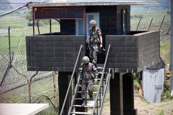 Soldados surcoreanos bajan de su