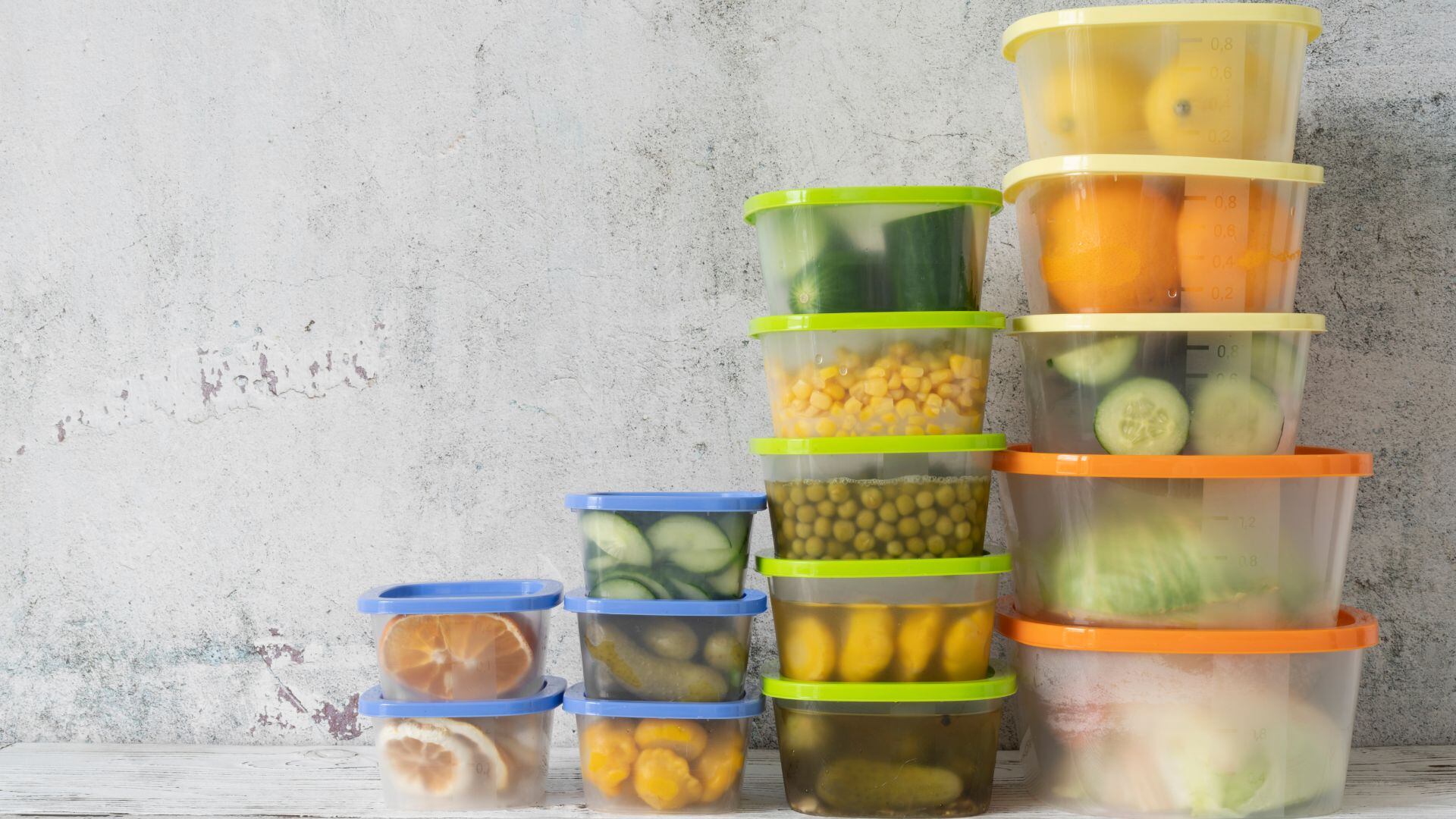 La mejor manera de guardar los tuppers para que dejen de estar desorganizados