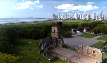 En primer plano, las ruinas de Panamá La Vieja, mientras que al fondo se observa la nueva y moderna ciudad de Panamá. (CF)