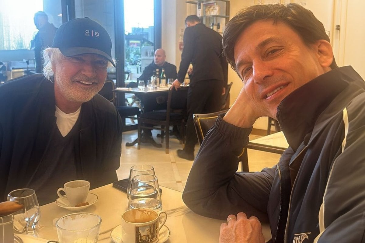 Flavio Briatore y Toto Wolff. El italiano tiene buenas perspectivas de cara al futuro de Alpine y el austriaco reconoció su potencial por el mayor desarrollo en el túnel de viento (@briatoreflavio)