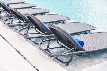 Hamacas en la piscina de un hotel (Freepik)