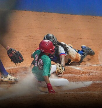 La Selección Mexicana de Softbol Femenil arrancó con el pie izquierdo en la competencia tras caer 5 a 6 frente Puerto Rico. (X/ @conadeoficial)