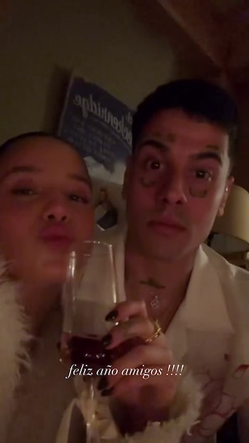 "¡Feliz año, amigos!", escribió la