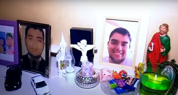 María del Carmen sostiene una