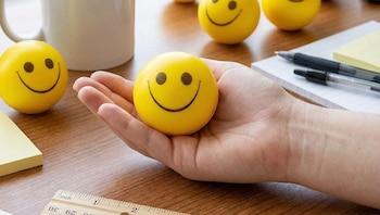 felicidad - estres - pelota - oficina - trabajo