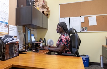 Nicole Bastiany convirtió su experiencia de calle, recuperación y búsqueda laboral en una herramienta para orientar a otros clientes de Chrysalis (Foto: Los Angeles Times)
