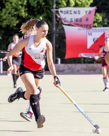 "La familia que se elige", escribió hace unas semanas Sofía Cairó, que sigue jugando en el Club y Biblioteca Mariano Moreno (@soficairo_)