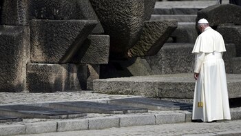 Francisco se detiene ante el