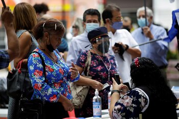 Un grupo de personas participa