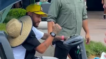 Neymar reapareció en un parque temático manejando un scooter tras la eliminación de Brasil