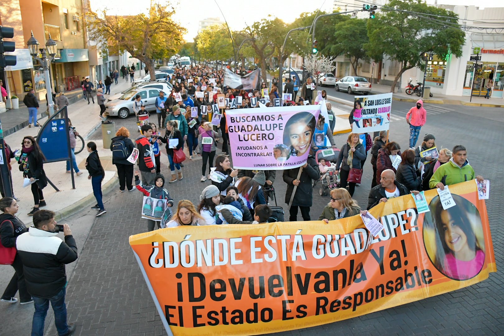 Una de las movilizaciones por el centro de San Luis para reclamar por la aparición de la niña