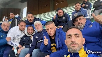 Aravena levanta el pulgar, junto