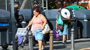 Dos agentes de policía durante